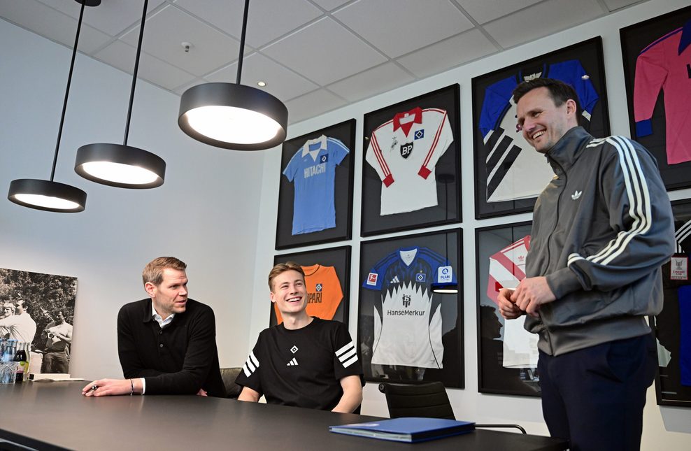 Die HSV-Bosse Eric Huwer (l.) und Claus Costa (r.) nehmen Torwart Sander Tangvik in Empfang.