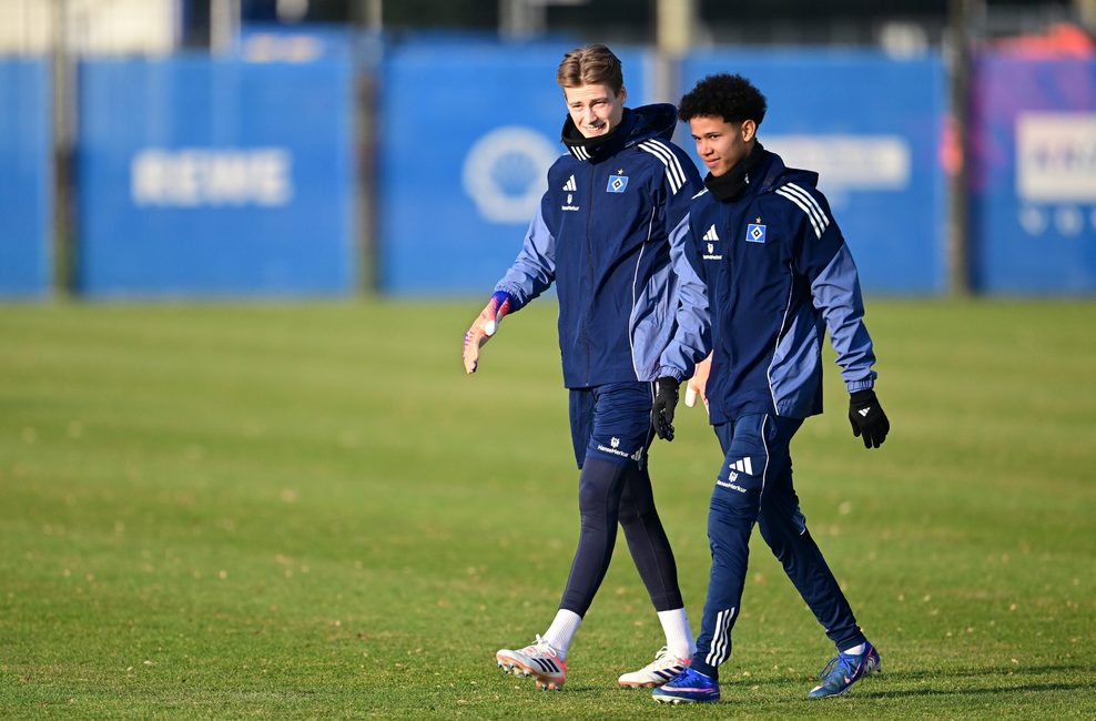 Der neue HSV-Keeper Sander Tangvik kommt mit Alexander Røssing-Lelesiit auf den Trainingsplatz