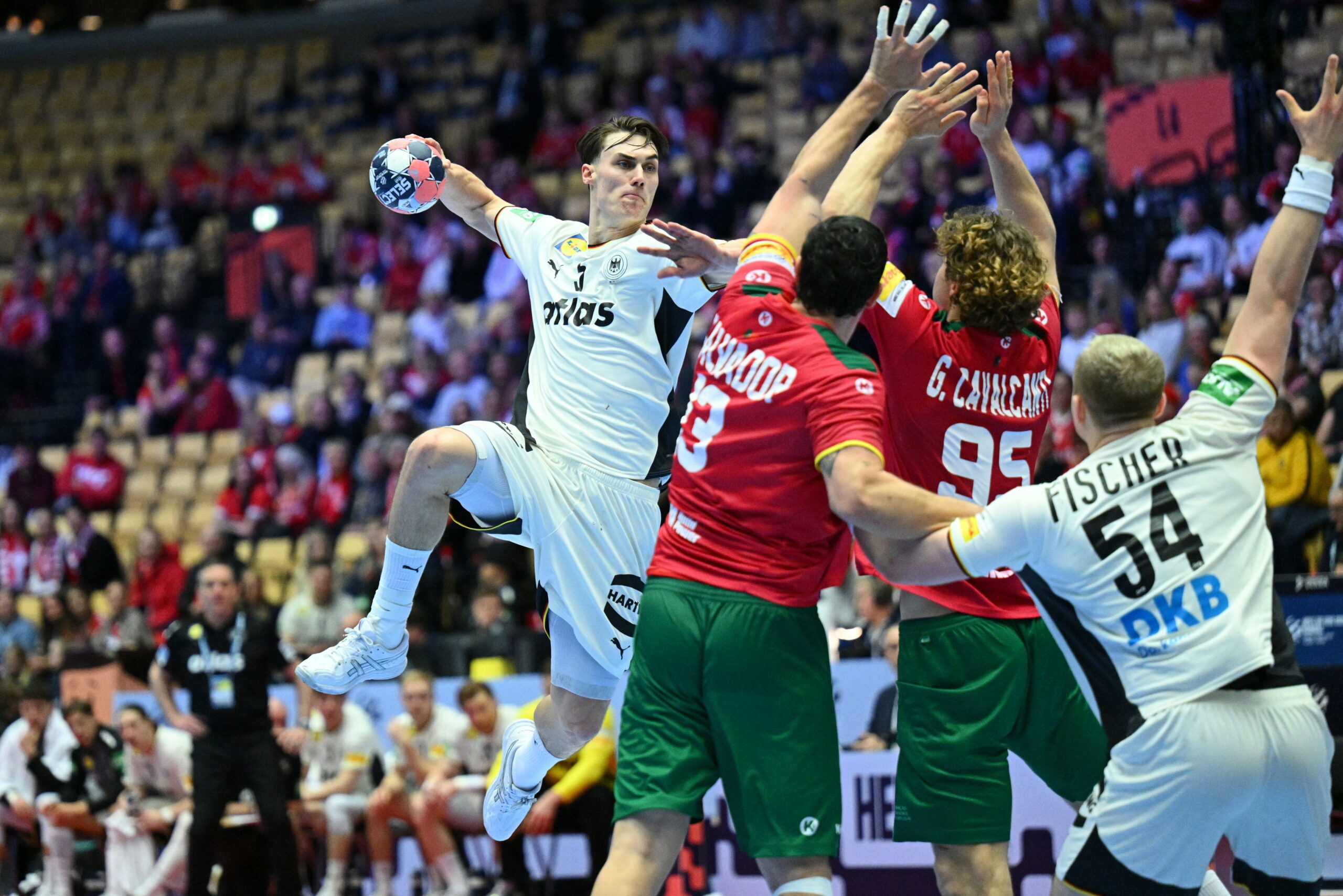 Miro Schluroff springt hoch zum Werfen