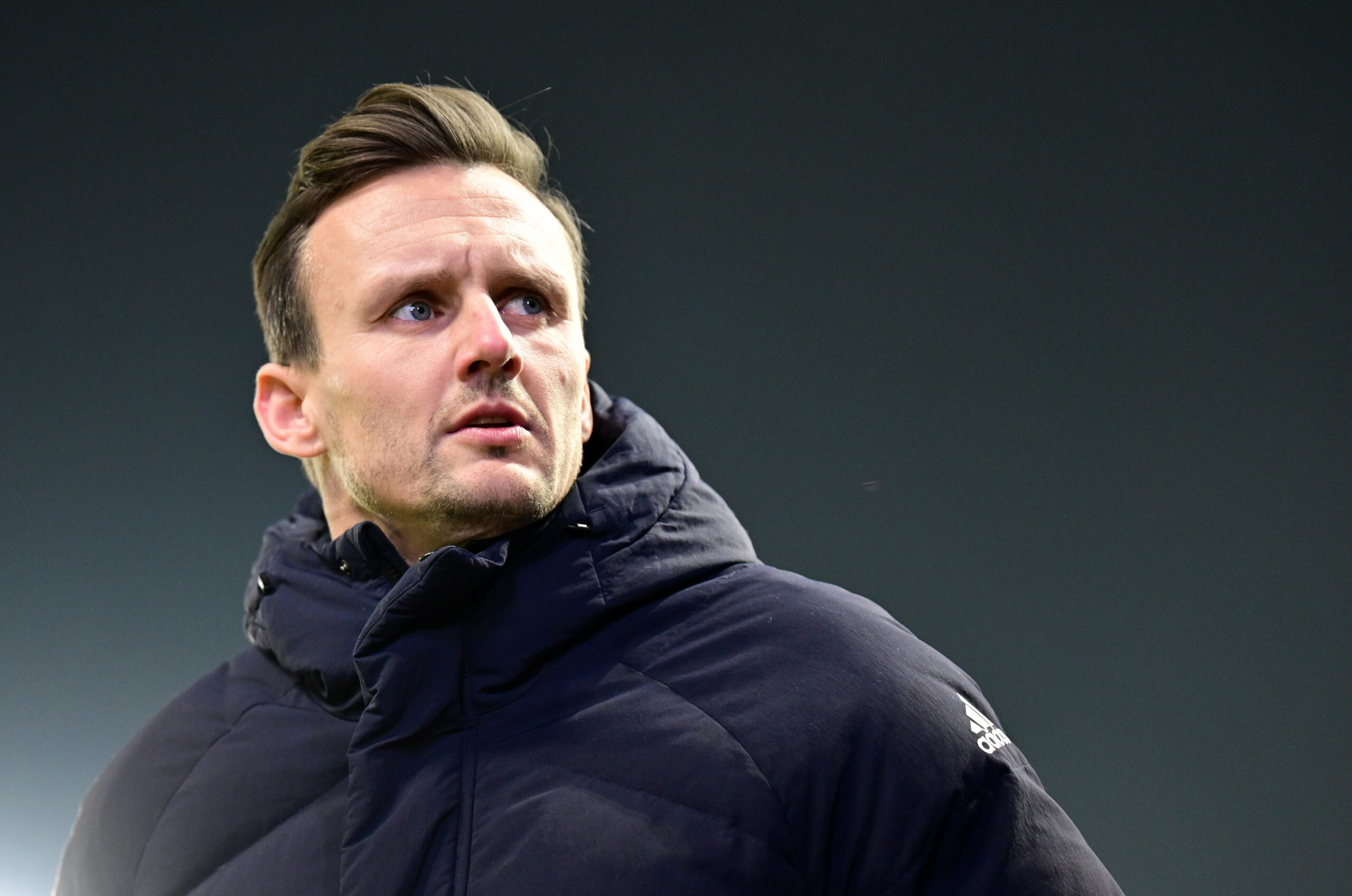 Claus Costa schaut in die Ferne.