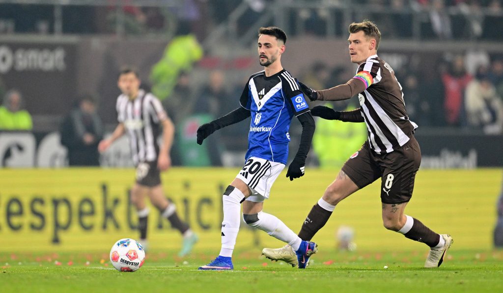 Fabio Vieira behauptet sich gegen Eric Smith.