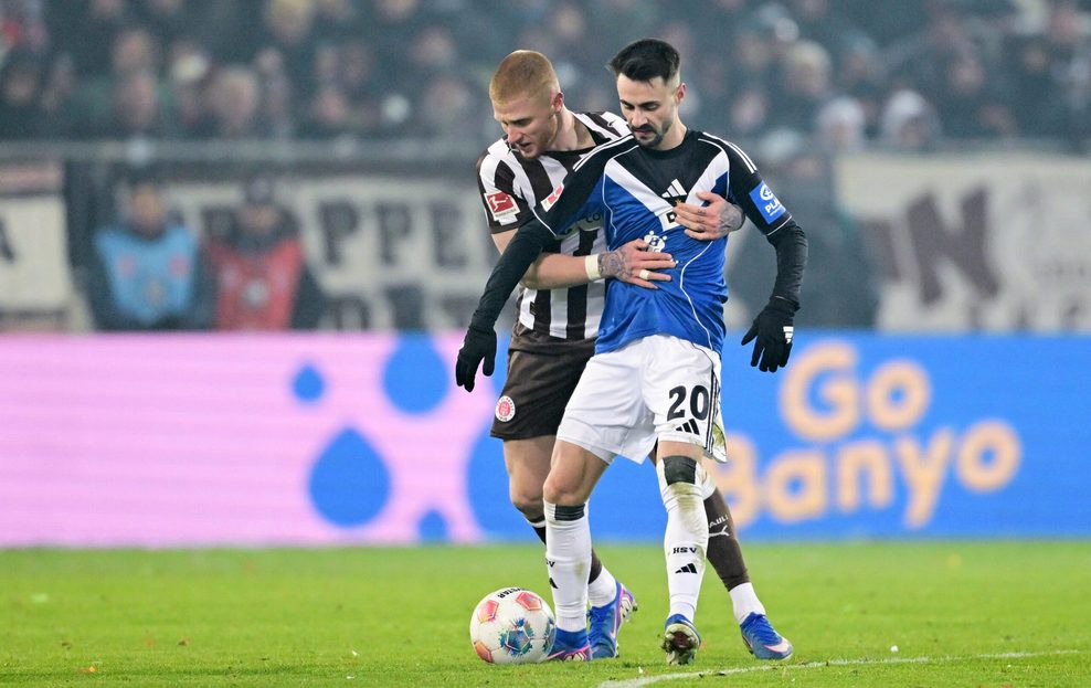 Zäh wie hier zwischen Louis Oppie und Fábio Vieira ist es im zweiten Durchgang.