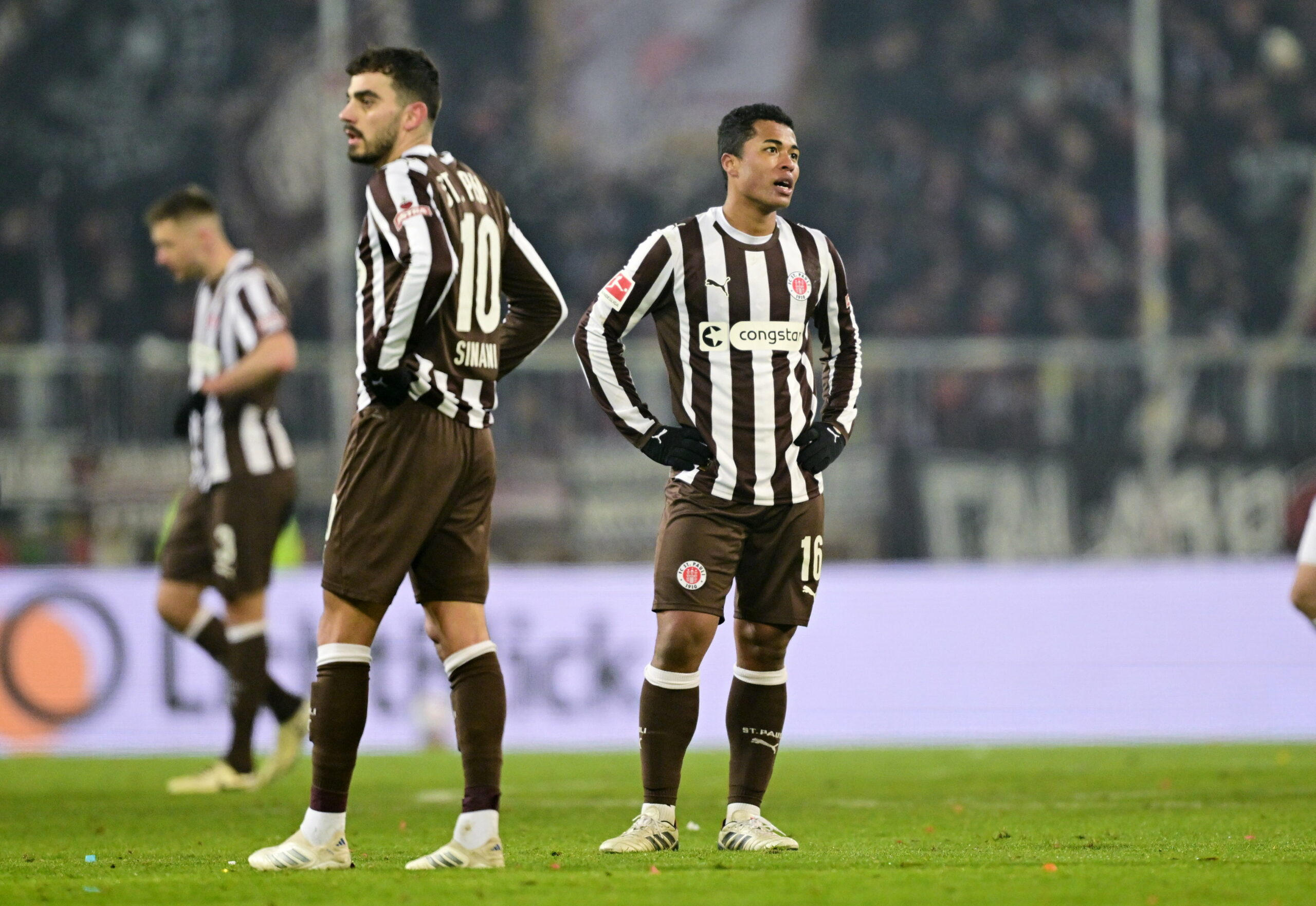 Danel Sinani und Joel Chima Fujita nach dem Spiel gegen den HSV