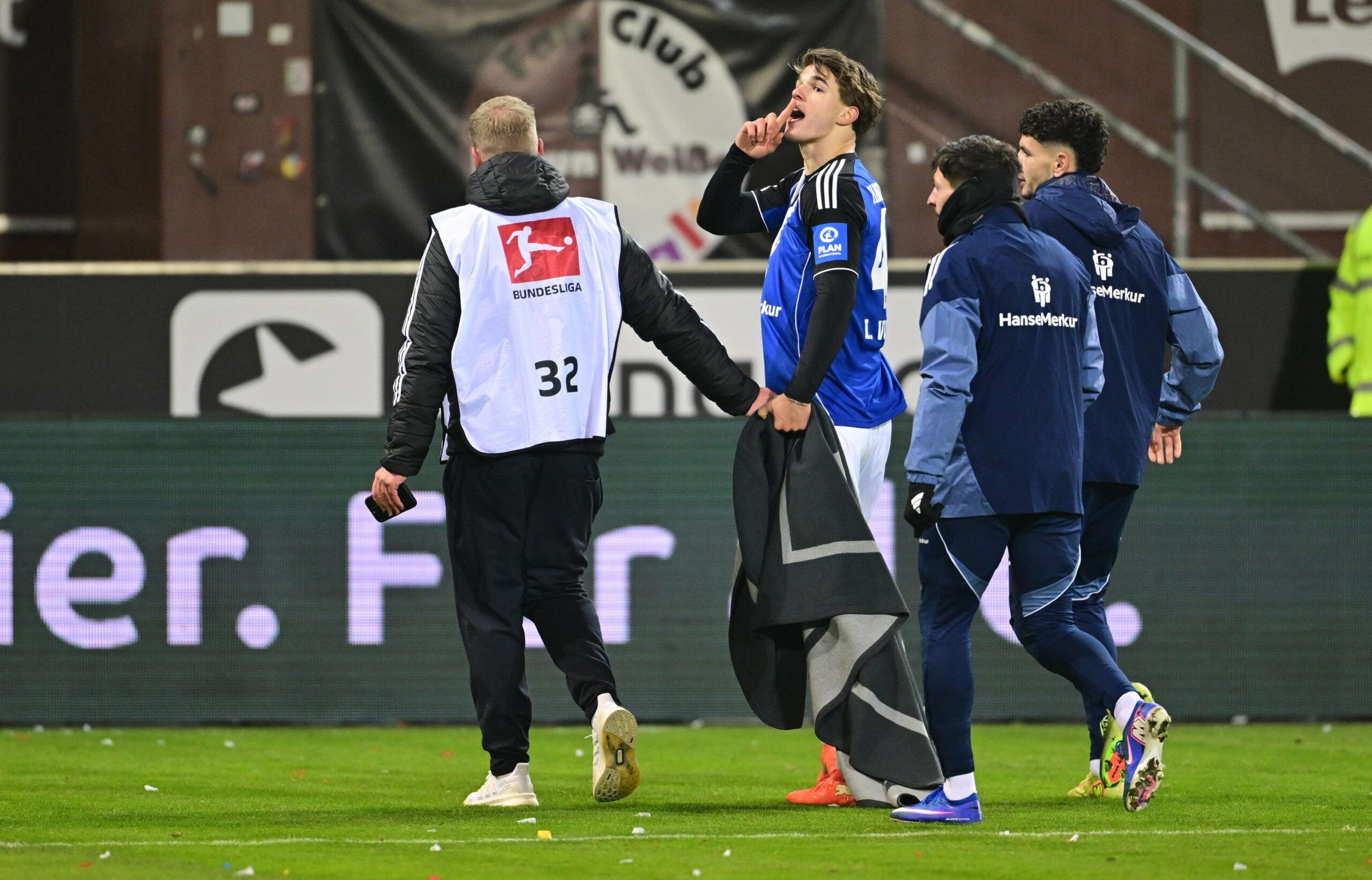 Luka Vuskovic mit Zeigefinger vor dem Mund