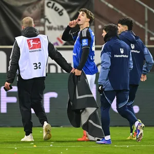 Luka Vuskovic mit Zeigefinger vor dem Mund