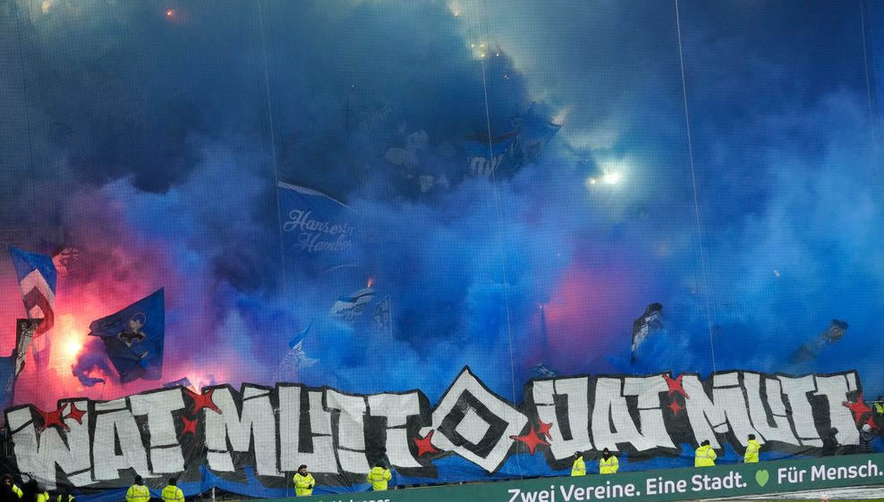 HSV-Fans zeigen eine Choreo mit dem Schriftzug „Wat mutt, dat mutt“