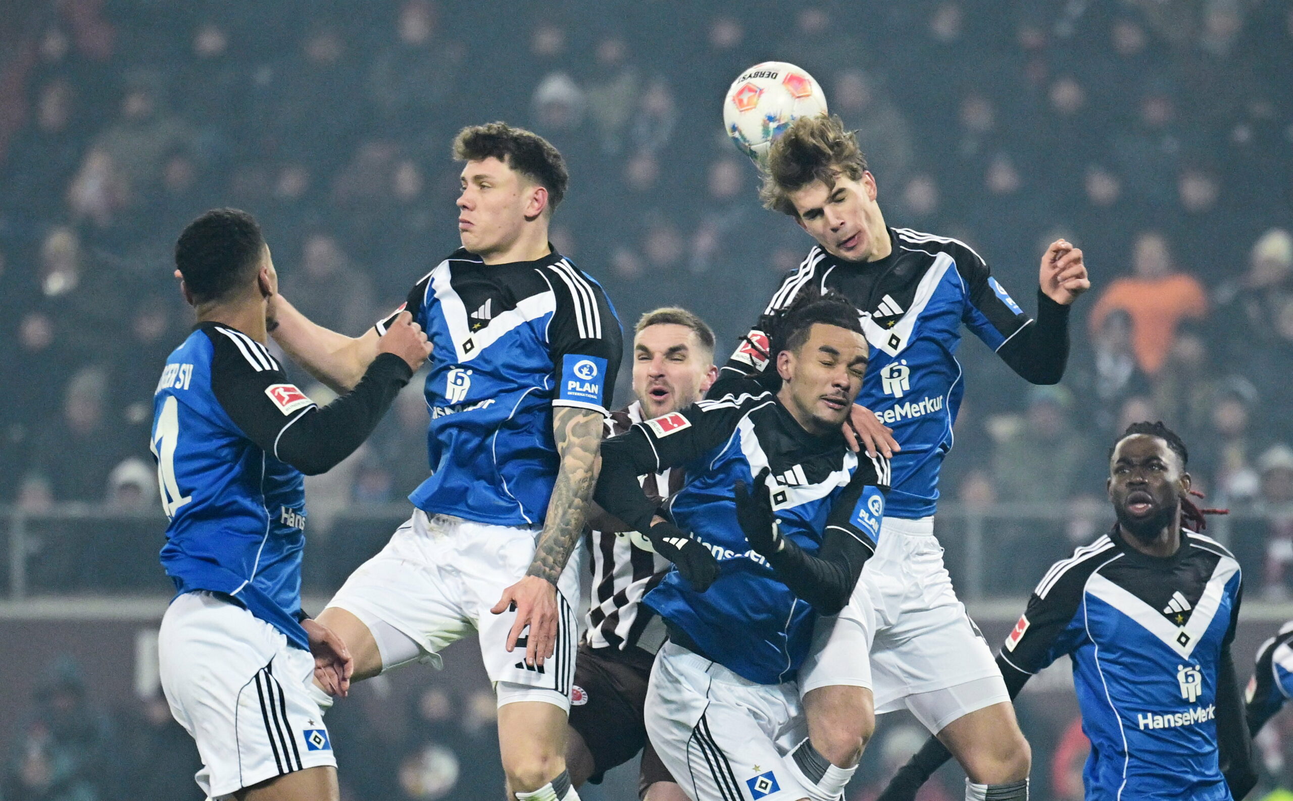 Kampf mit allen Mitteln: Die HSV.Profis überzeugten beim Stadtderby auf St. Pauli in kämpferischer Hinsicht.