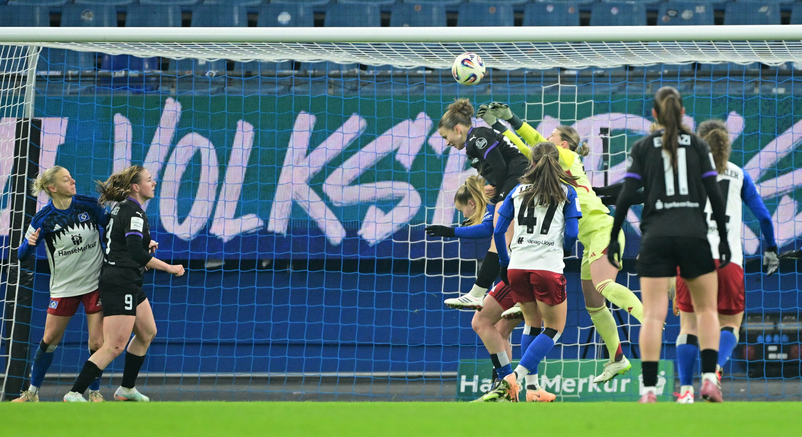 Lea Paulick verschätzt sich bei einer Ecke