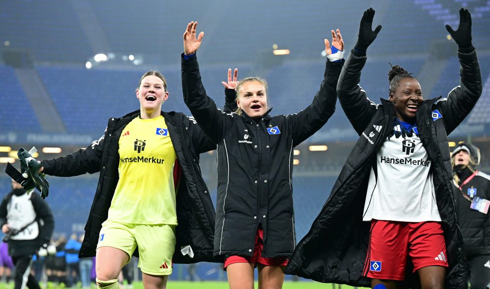 Lea Paulick, Gloria Slišković und Magou Doucouré feiern vor den HSV-Fans