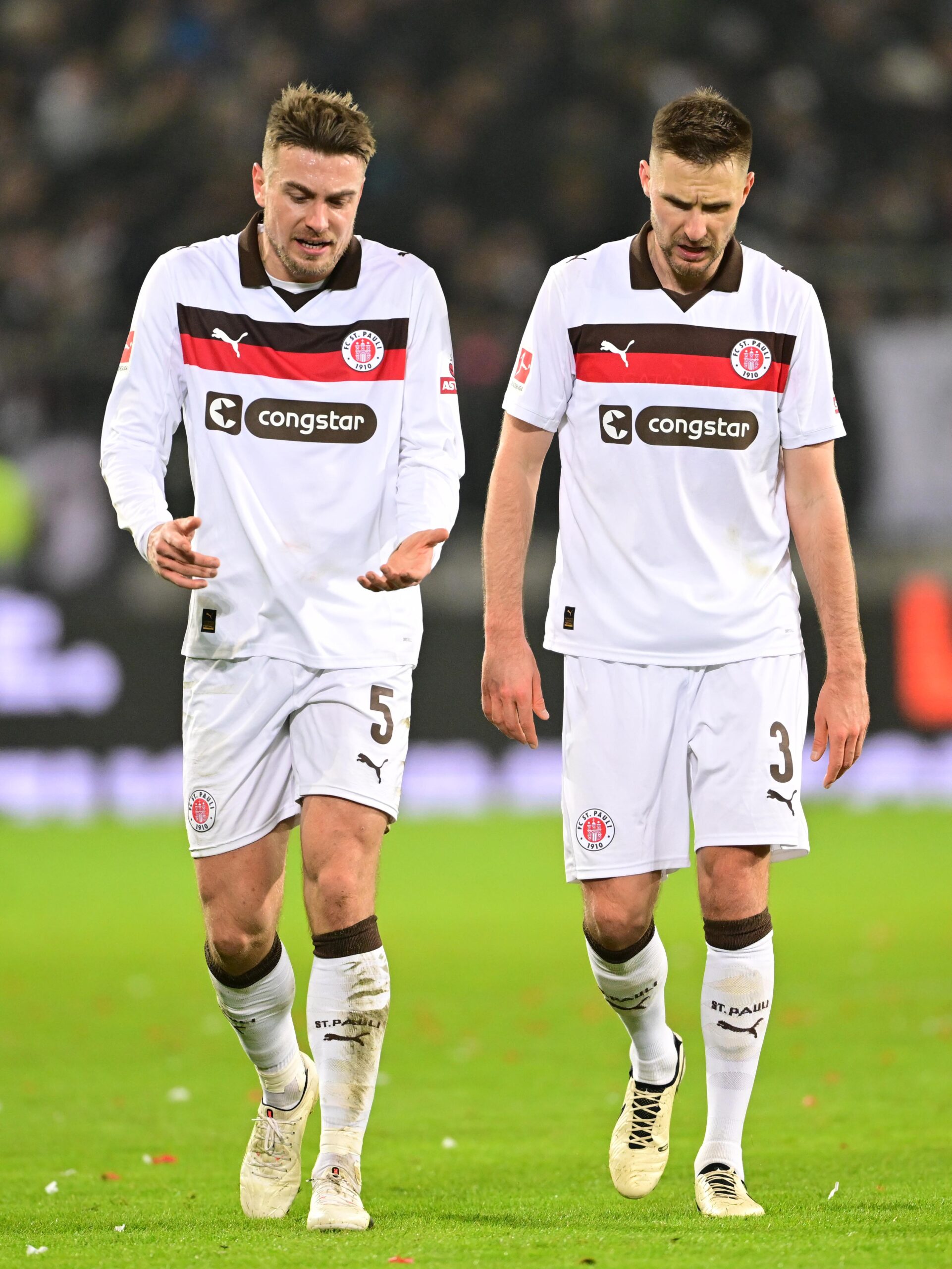 Hauke Wahl und Karol Mets diskutieren im Spiel gegen RB Leipzig