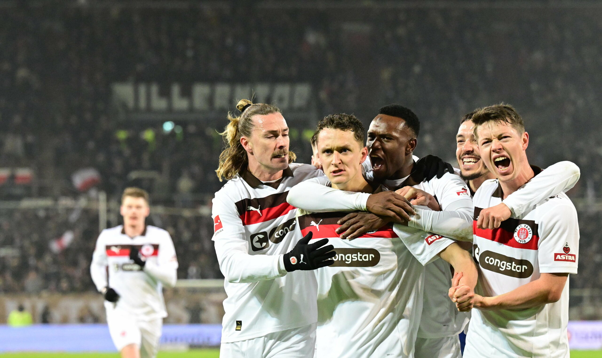 St. Pauli bejubelt den späten Ausgleich gegen Leipzig.