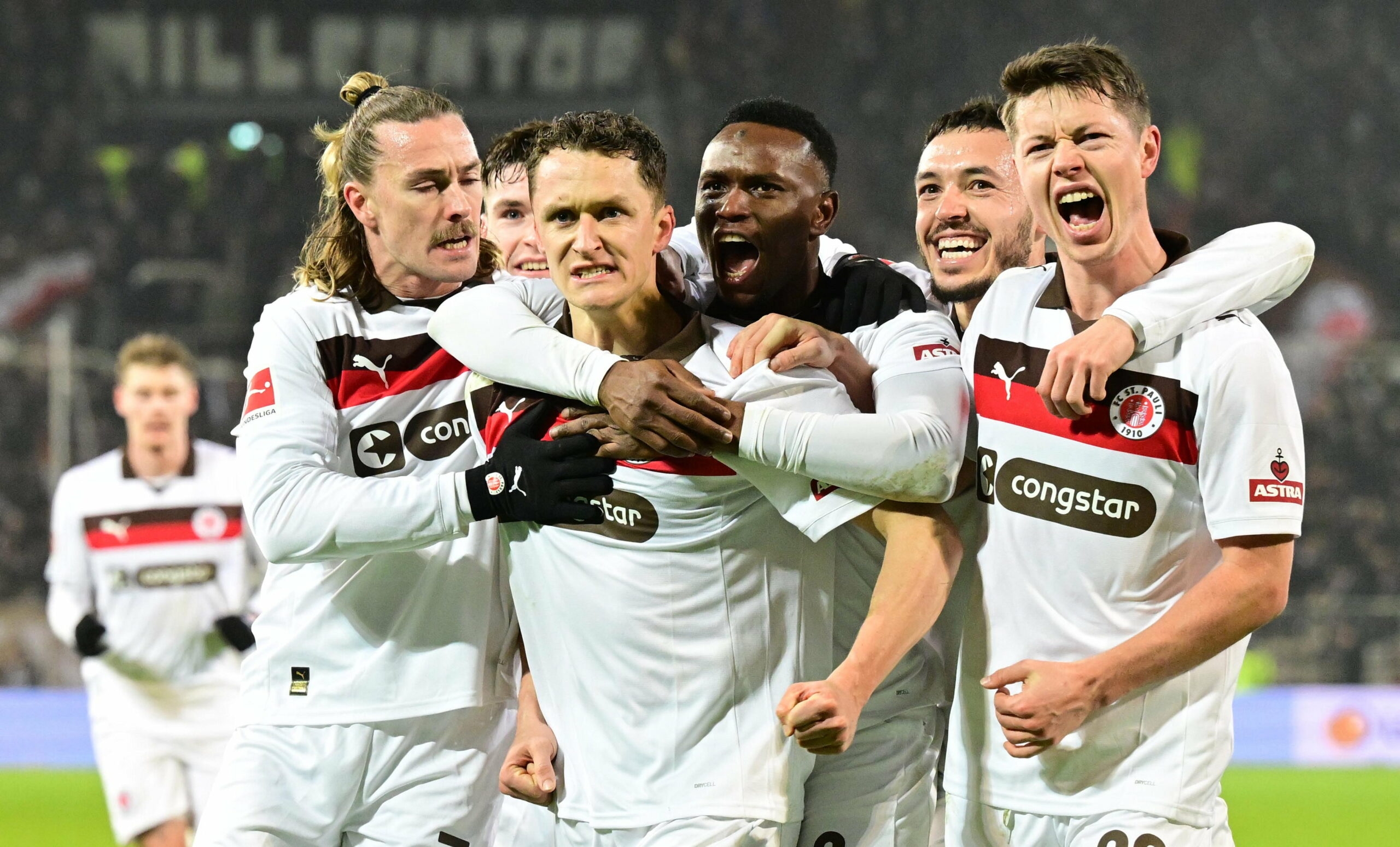 St. Paulis Spieler feiern Martijn Kaars (Mitte) nach seinem Tor zum 1:1.