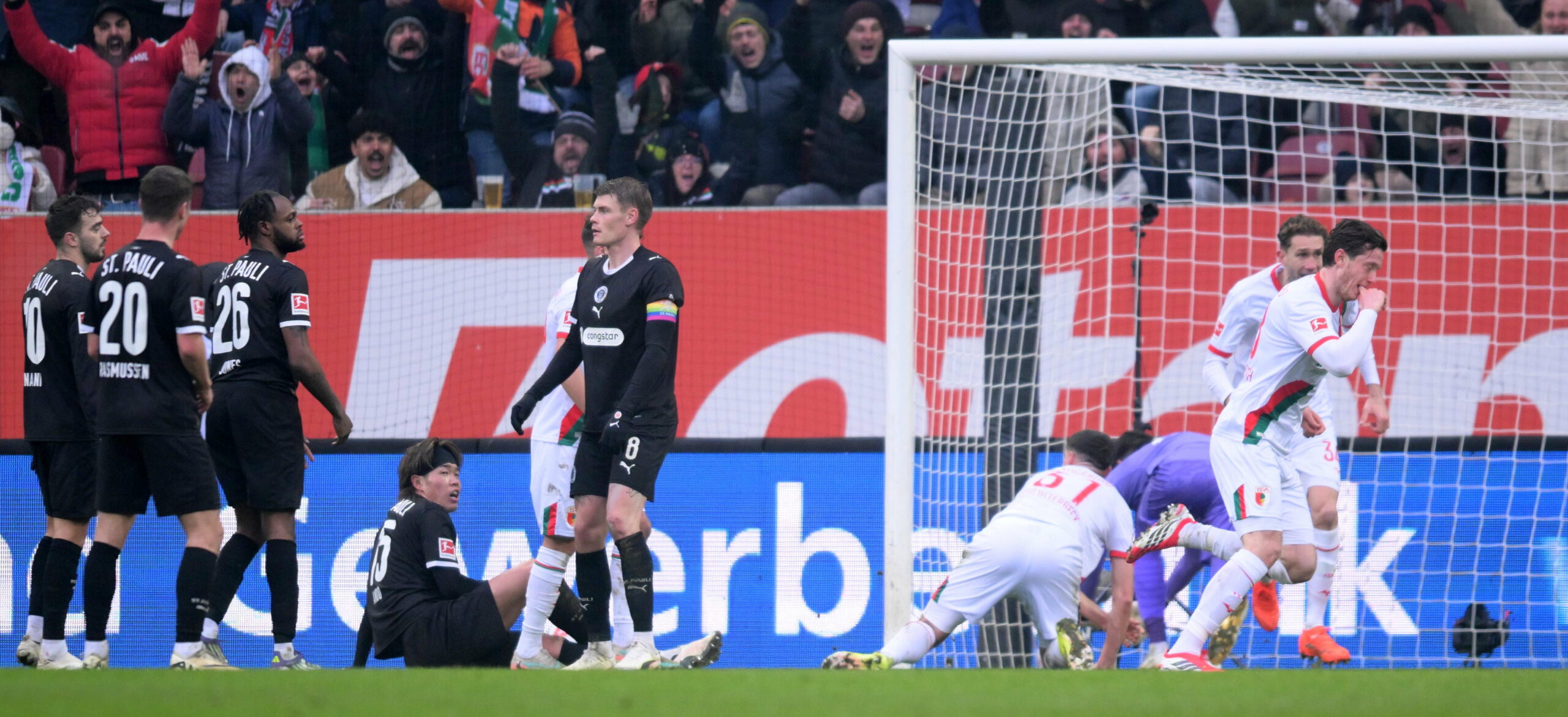 St. Pauli-Spieler schauen enttäuscht