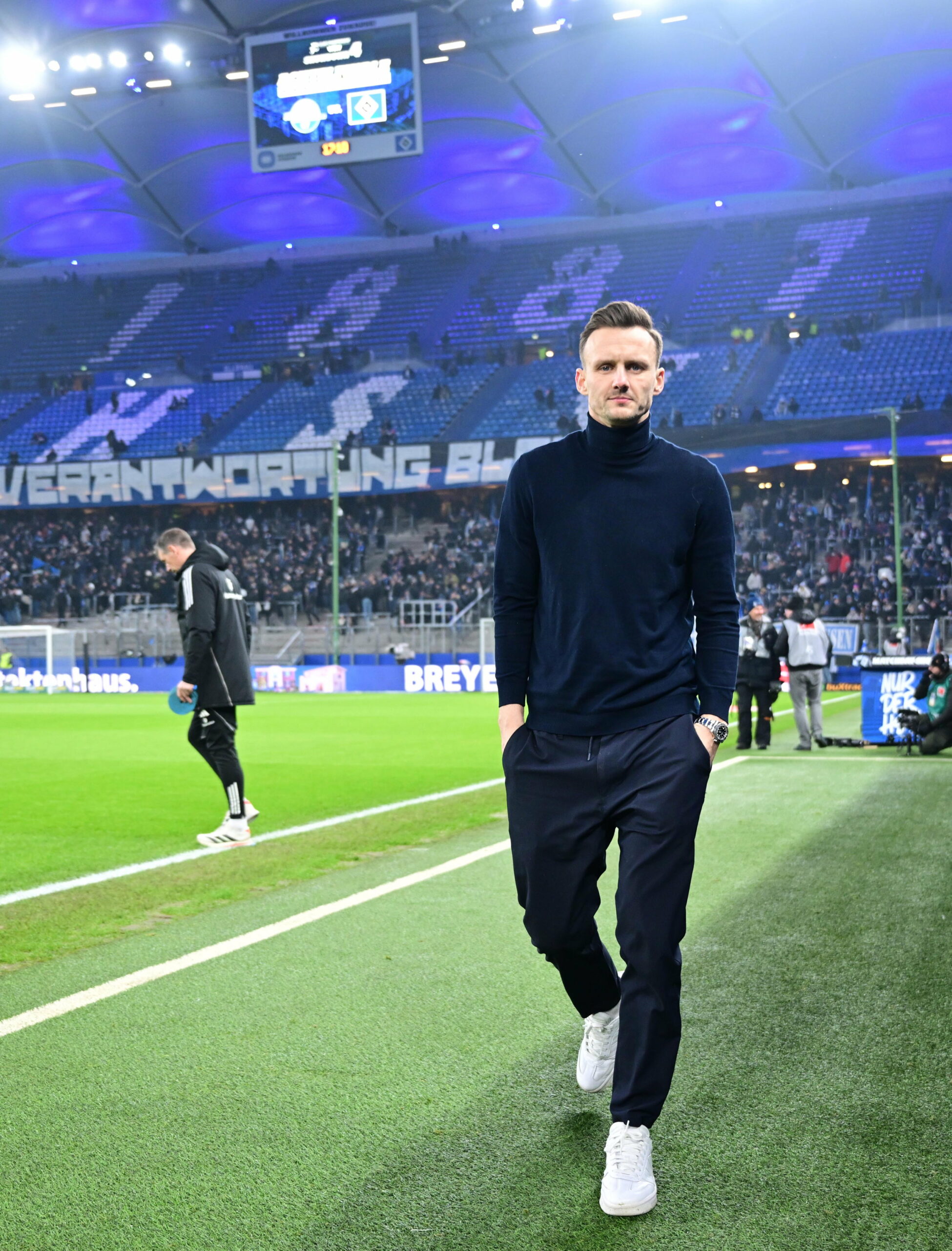 HSV-Sportdirektor Claus Costa vor dem Anpfiff gegen die Bayern im Volksparkstadion.