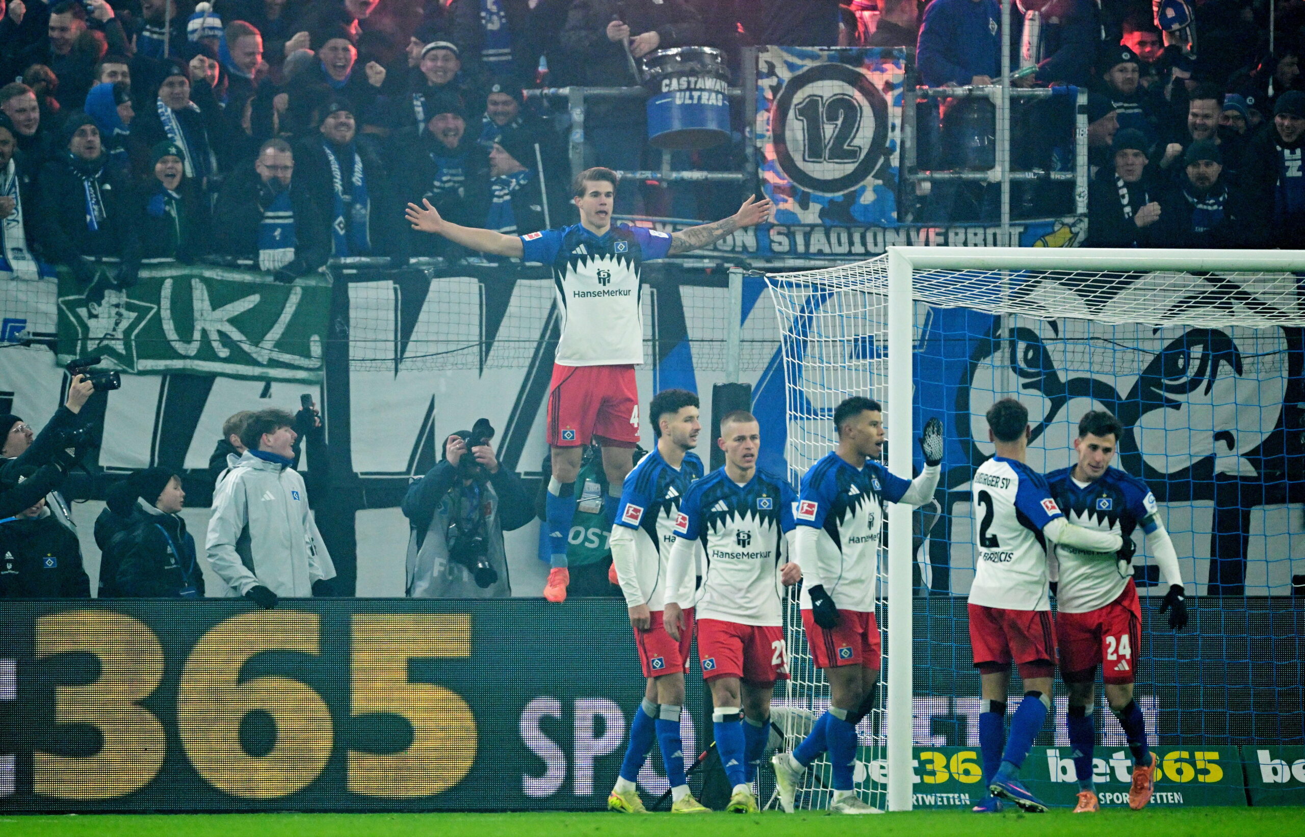 Luka Vuskovic feiert sein Tor für den HSV im Spiel gegen die Bayern