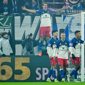 Luka Vuskovic feiert sein Tor für den HSV im Spiel gegen die Bayern