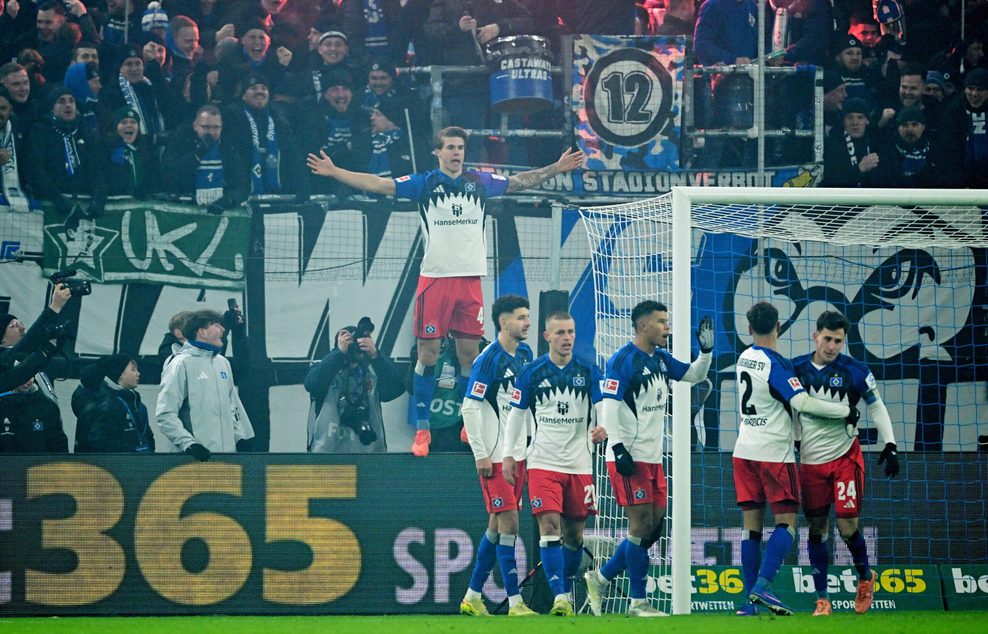 Luka Vuskovic feiert sein Tor für den HSV im Spiel gegen die Bayern