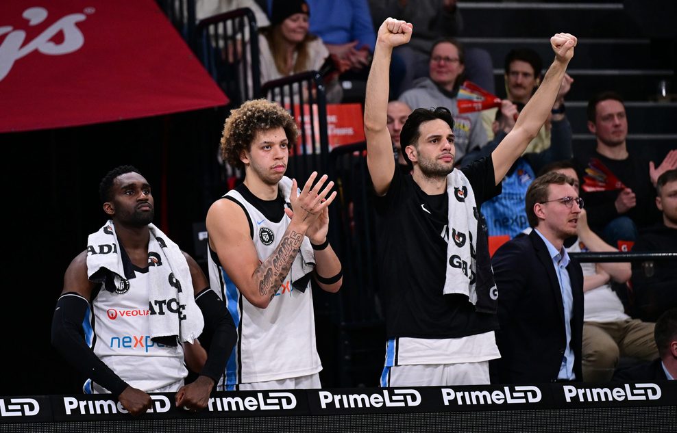 Zacharie Perrin (l.) und Benedikt Turudic feiern ihre Mannschaft