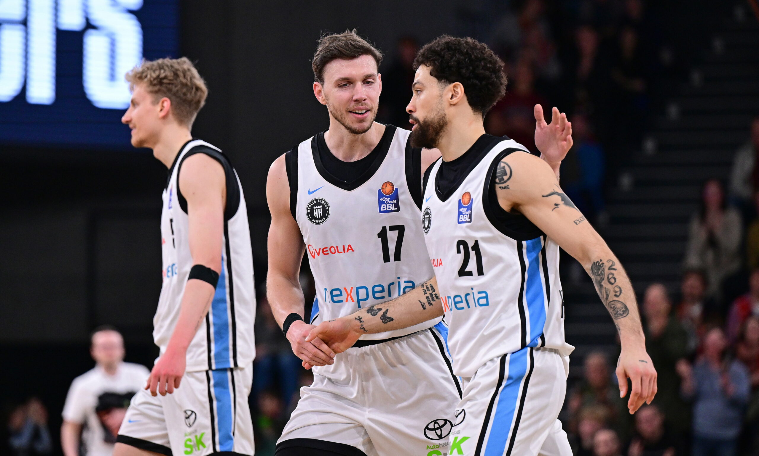 Devon Daniels wird von Niklas Wimberg bejubelt