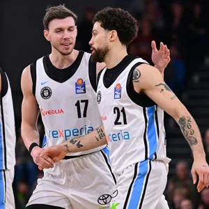 Devon Daniels wird von Niklas Wimberg bejubelt