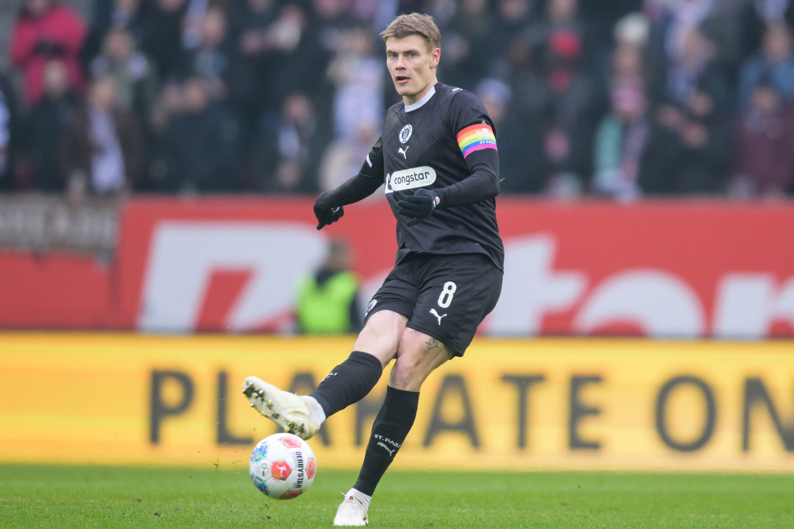 Eric Smith passt den Ball.