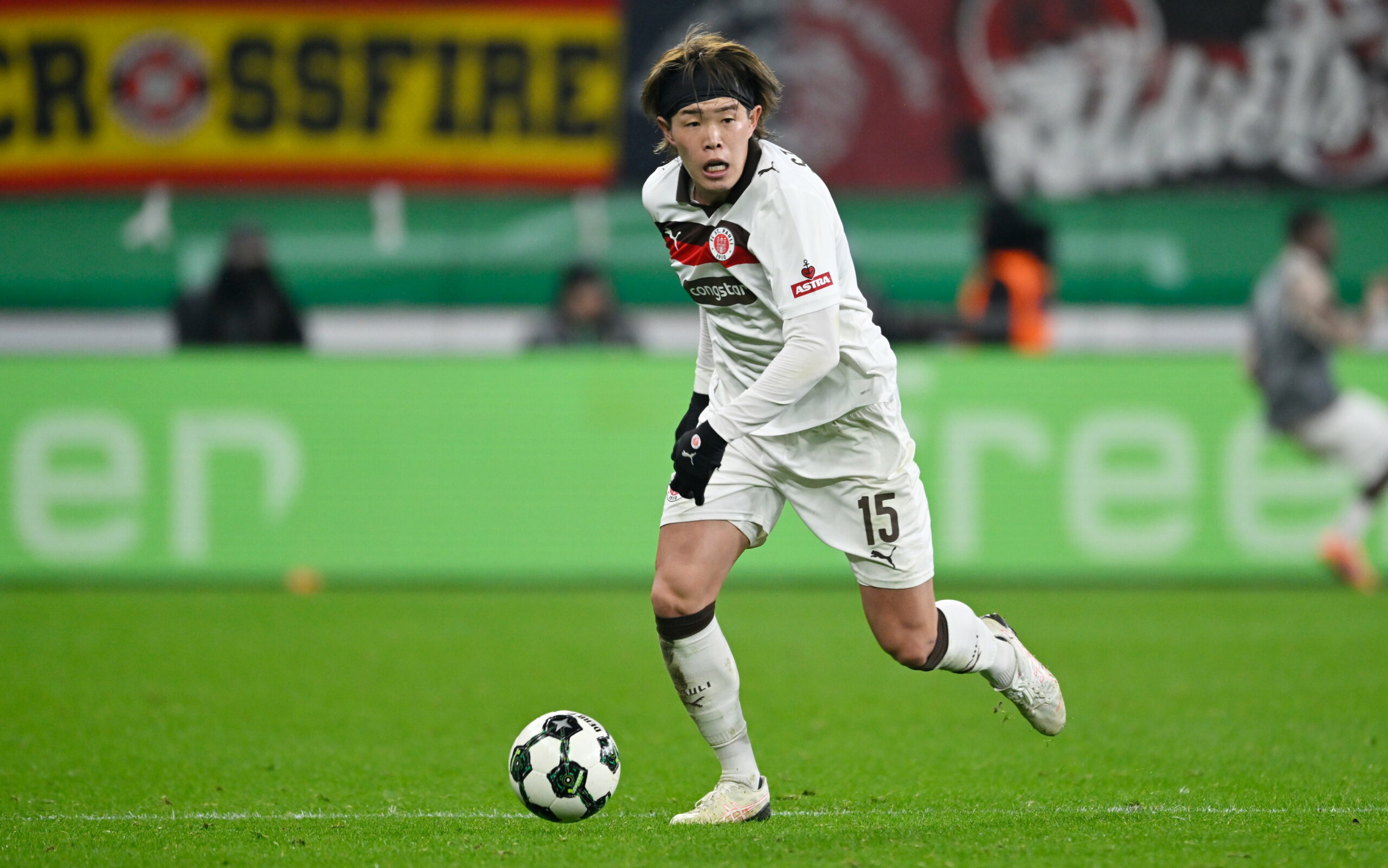 Tomoya Ando hält Ausschau nach einem Mitspieler.