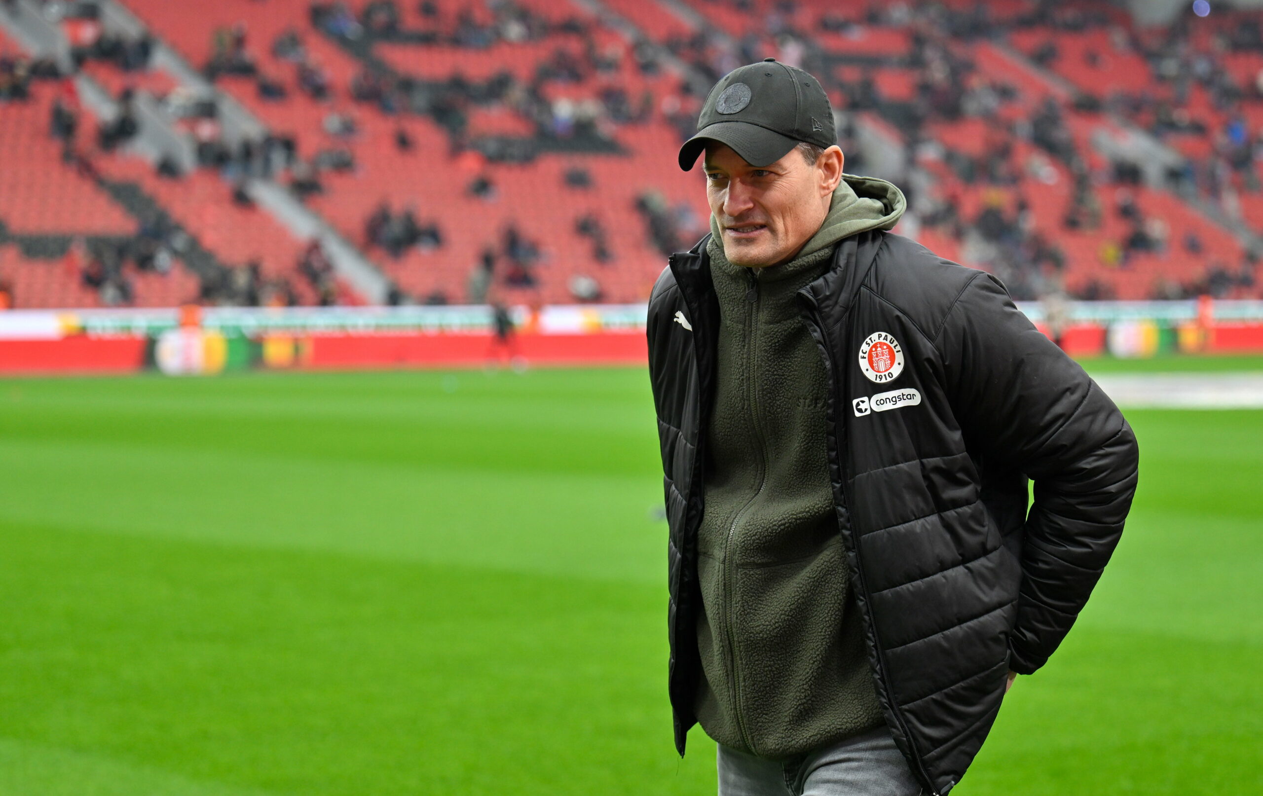 Alexander Blessin läuft über den Platz.