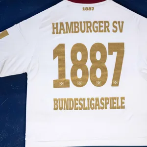 Der 1887-Sonderflock auf dem Rücken des neuen HSV-Sondertrikots