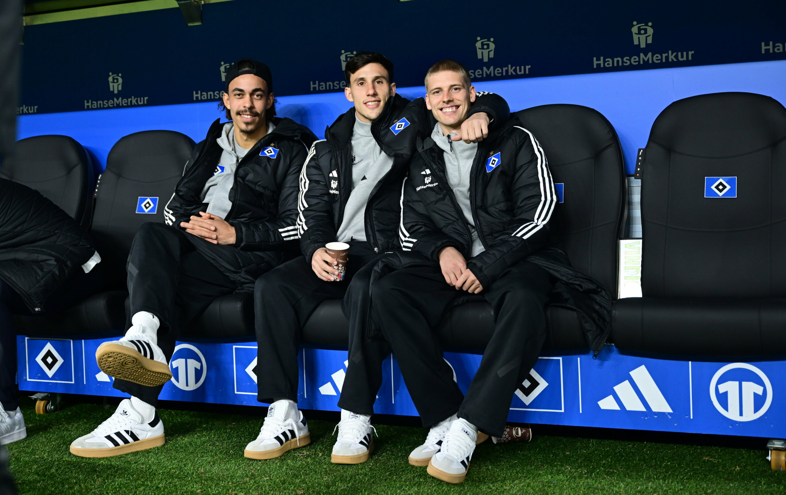Yussuf Poulsen, Nicolás Capaldo und Albert Grønbæk auf der HSV-Bank