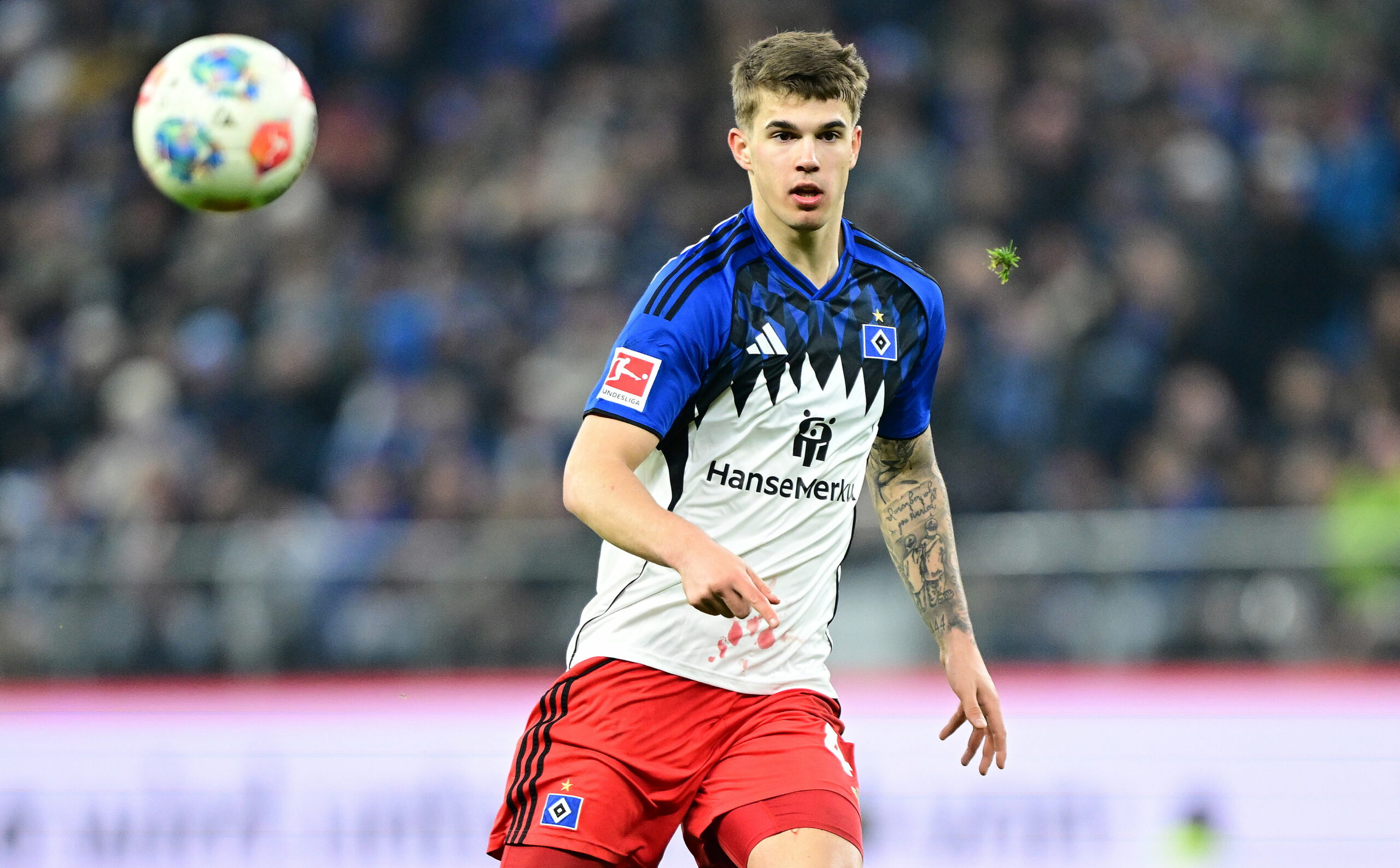 Luka Vuskovic scannt nach einer Aktion das Spielfeld.