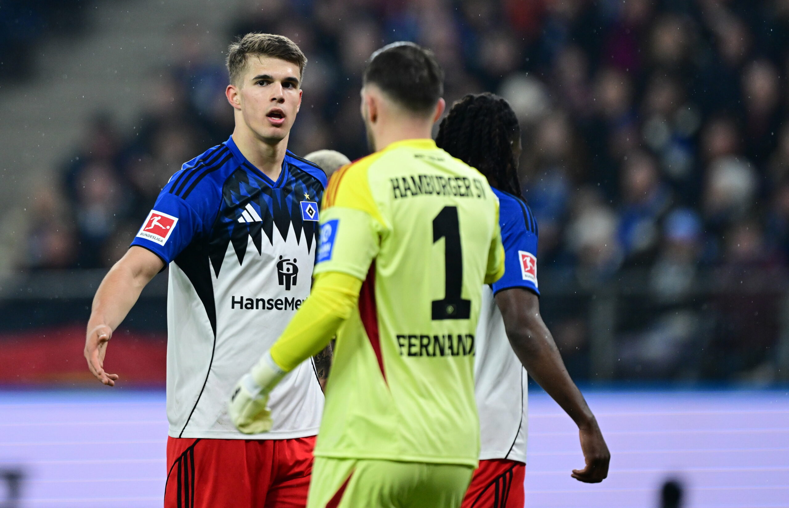 Luka Vuskovic (hinten) klatscht mit Daniel Heuer Fernandes ab.