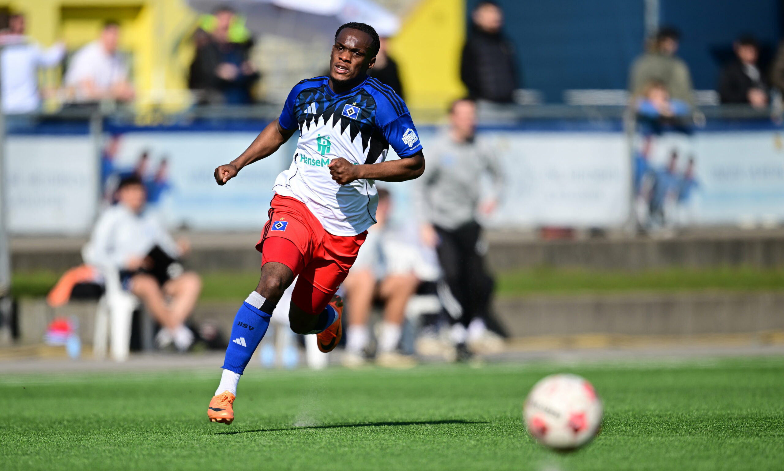 Maurice Boakkye jagt dem Ball hinterher.