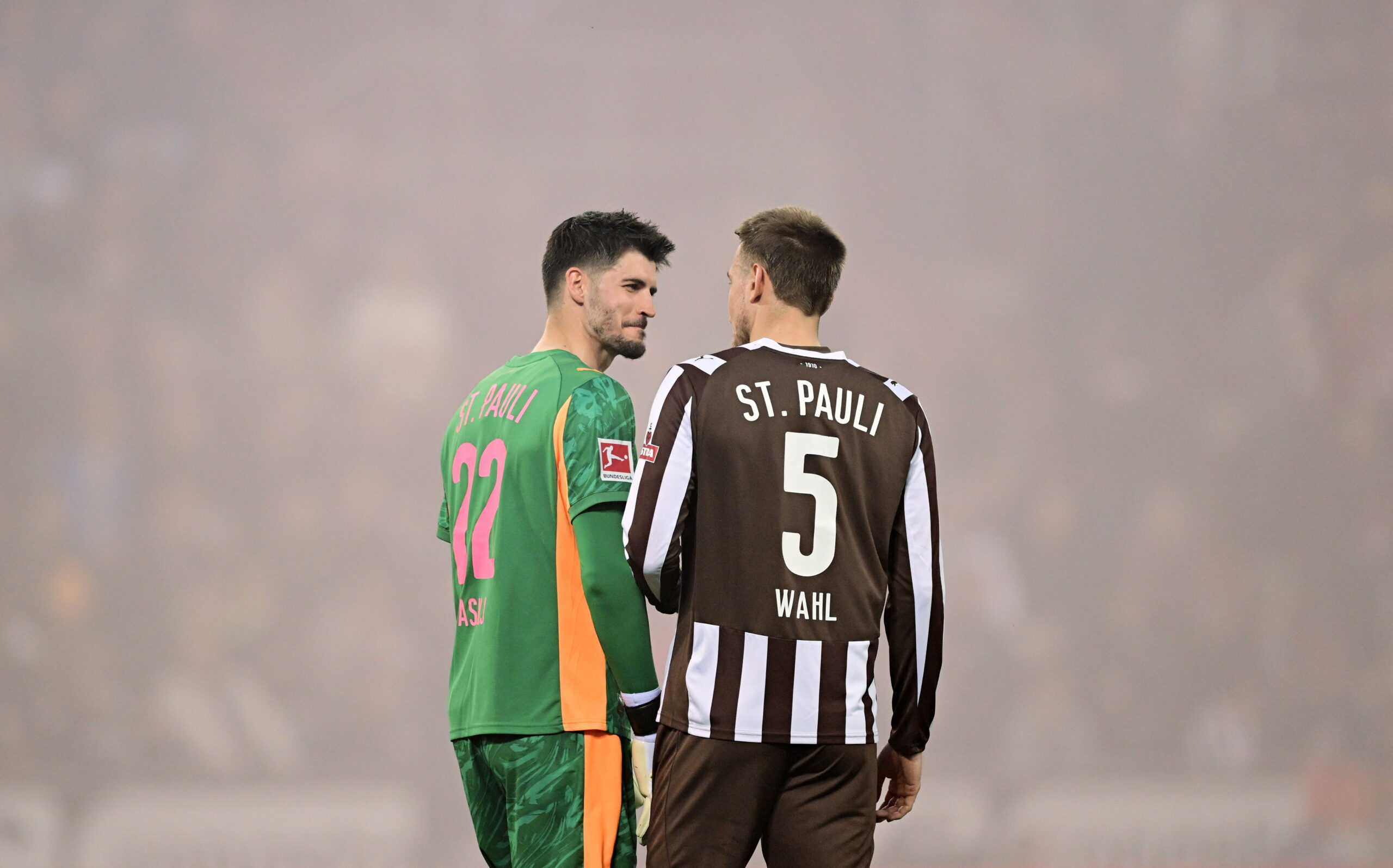 Nikola Vasilj und Hauke Wahl im Gespräch im Rauch vom Millerntor