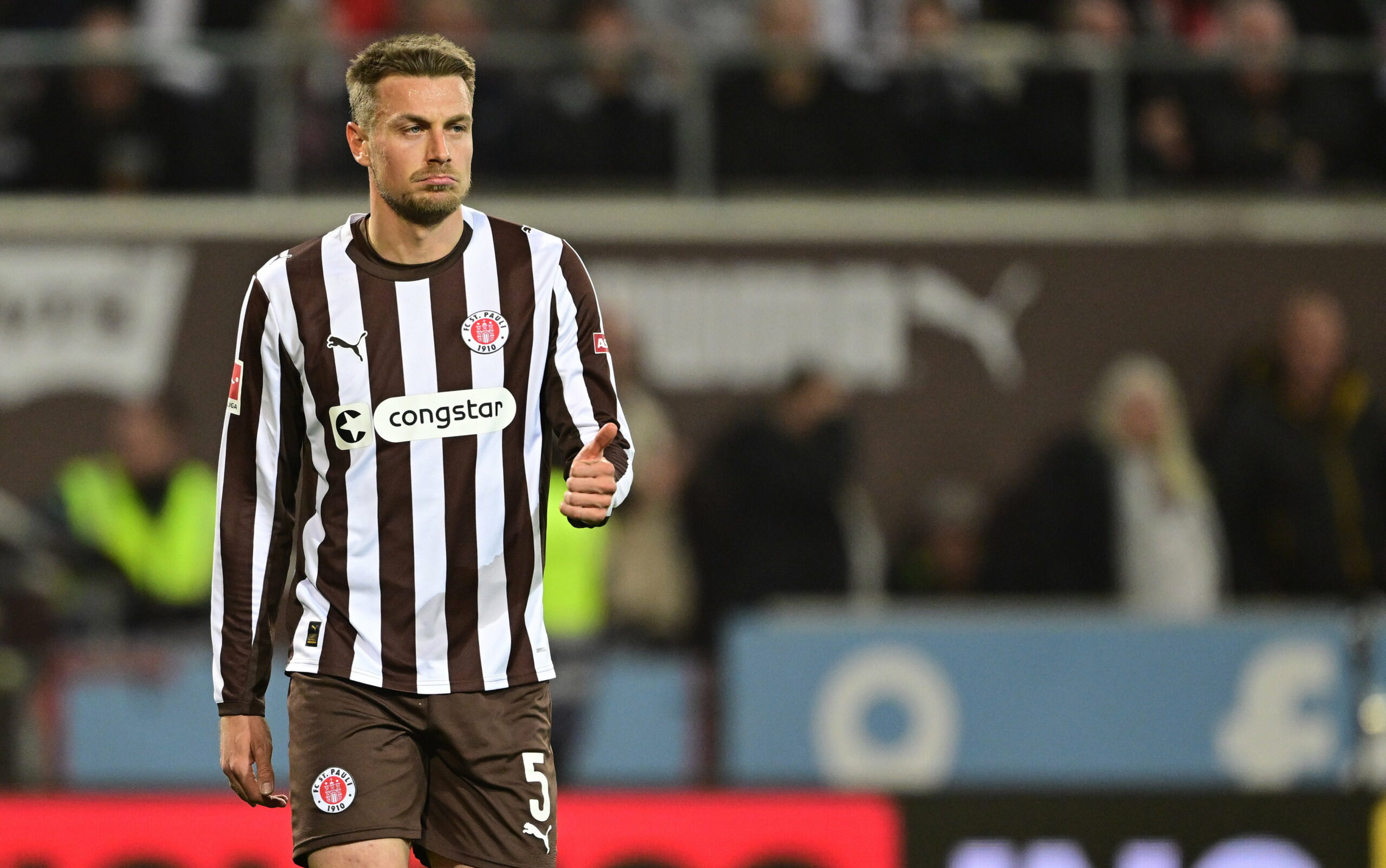 Hauke Wahl hebt den Daumen.