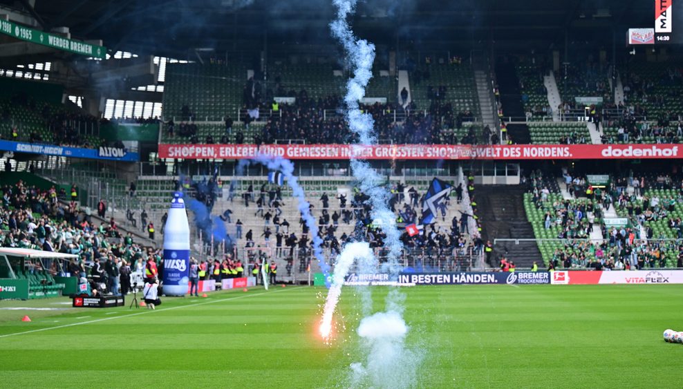 HSV-Fans schießen Leuchtraketen auf den Platz