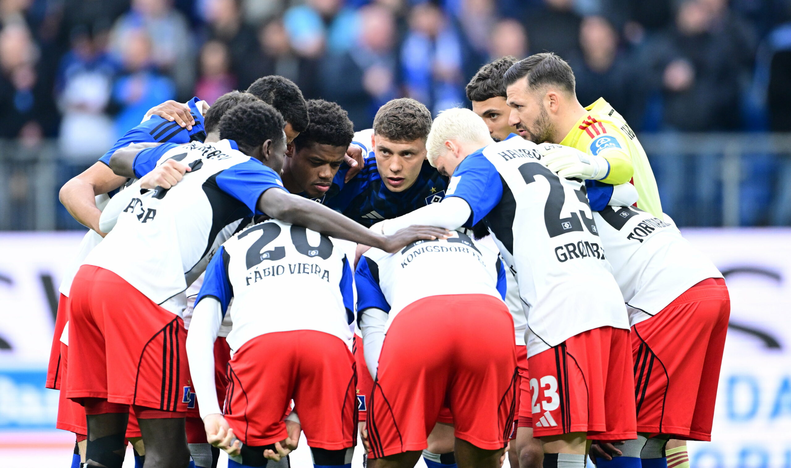 Die Spieler des HSV sprechen sich im Kreis Mut zu.