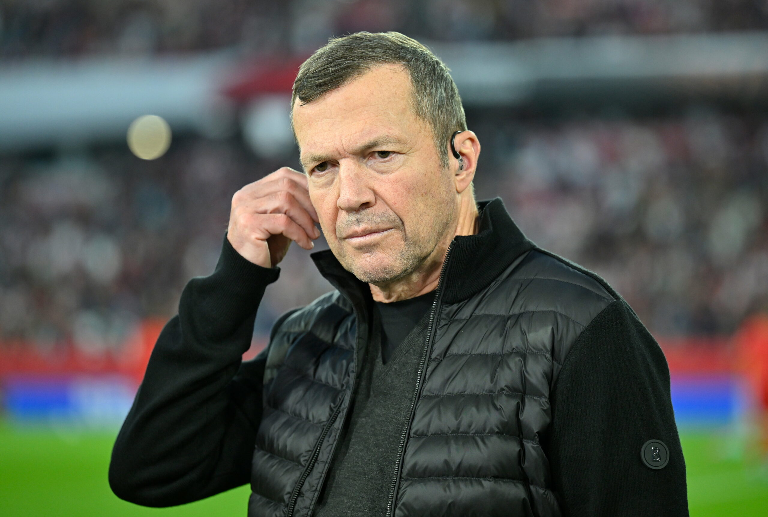 Lothar Matthäus fasst sich ans Ohr.