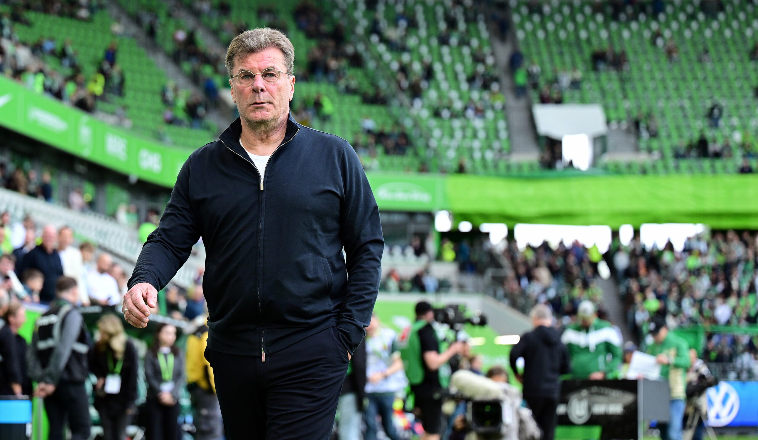 Dieter Hecking geht in Richtung seiner Trainerbank.