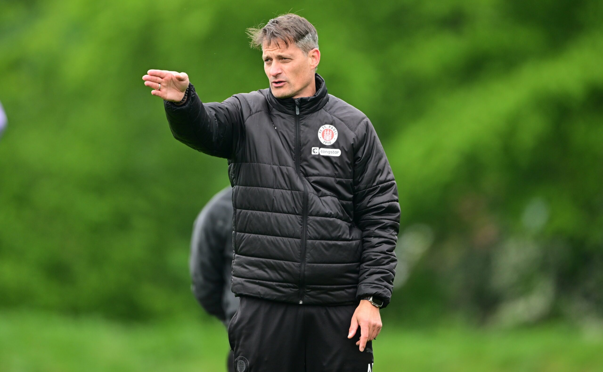Alexander Blessin dirigiert sein Team im Training.