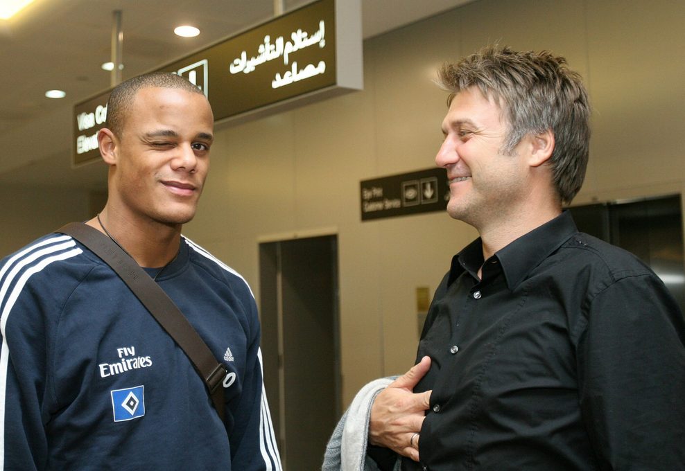 HSV-Profi Vincent Kompany mit Dietmar Beiersdorfer am Flughafen