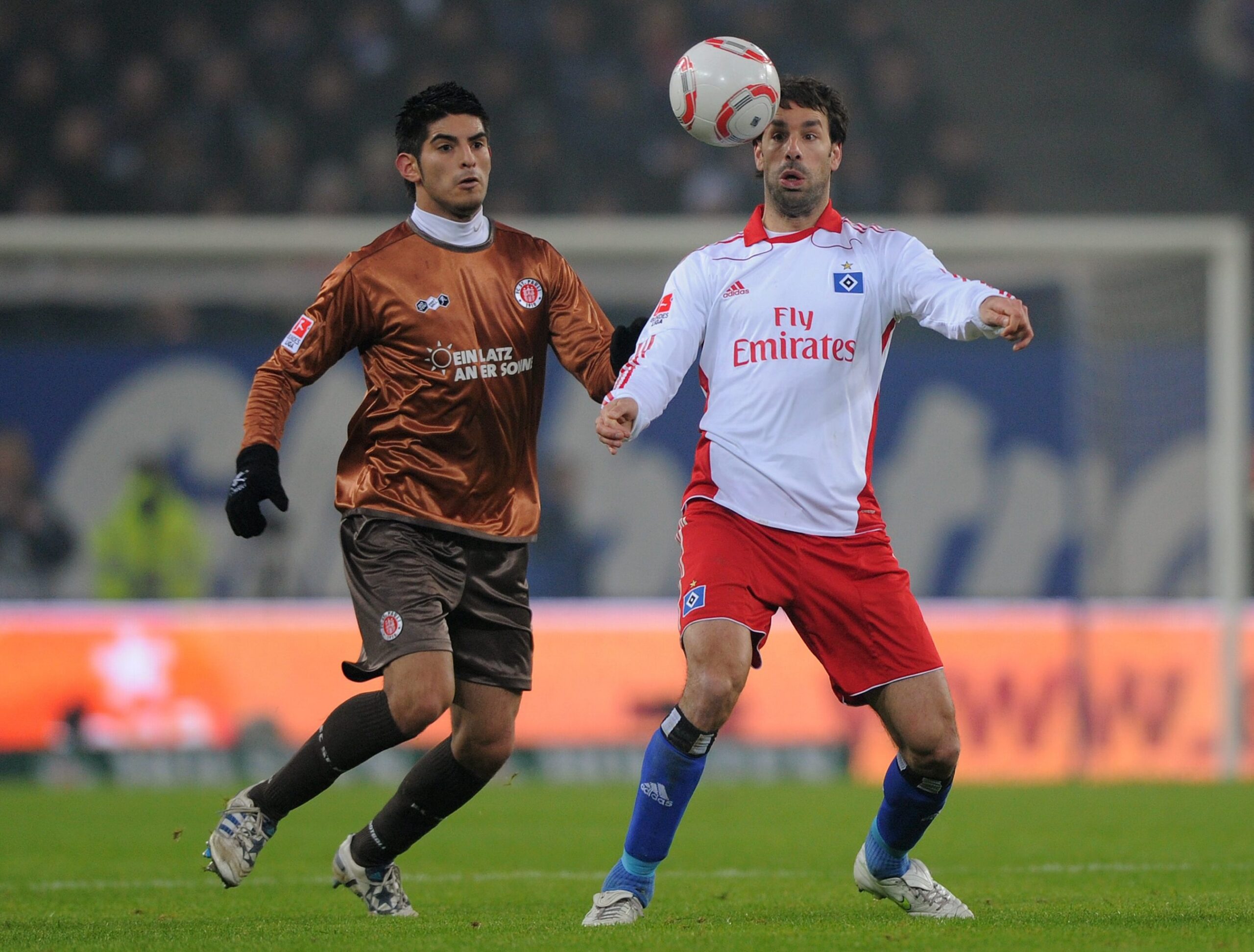 Carlos Zambrano im Zweikampf mit Ruud van Nistelrooy