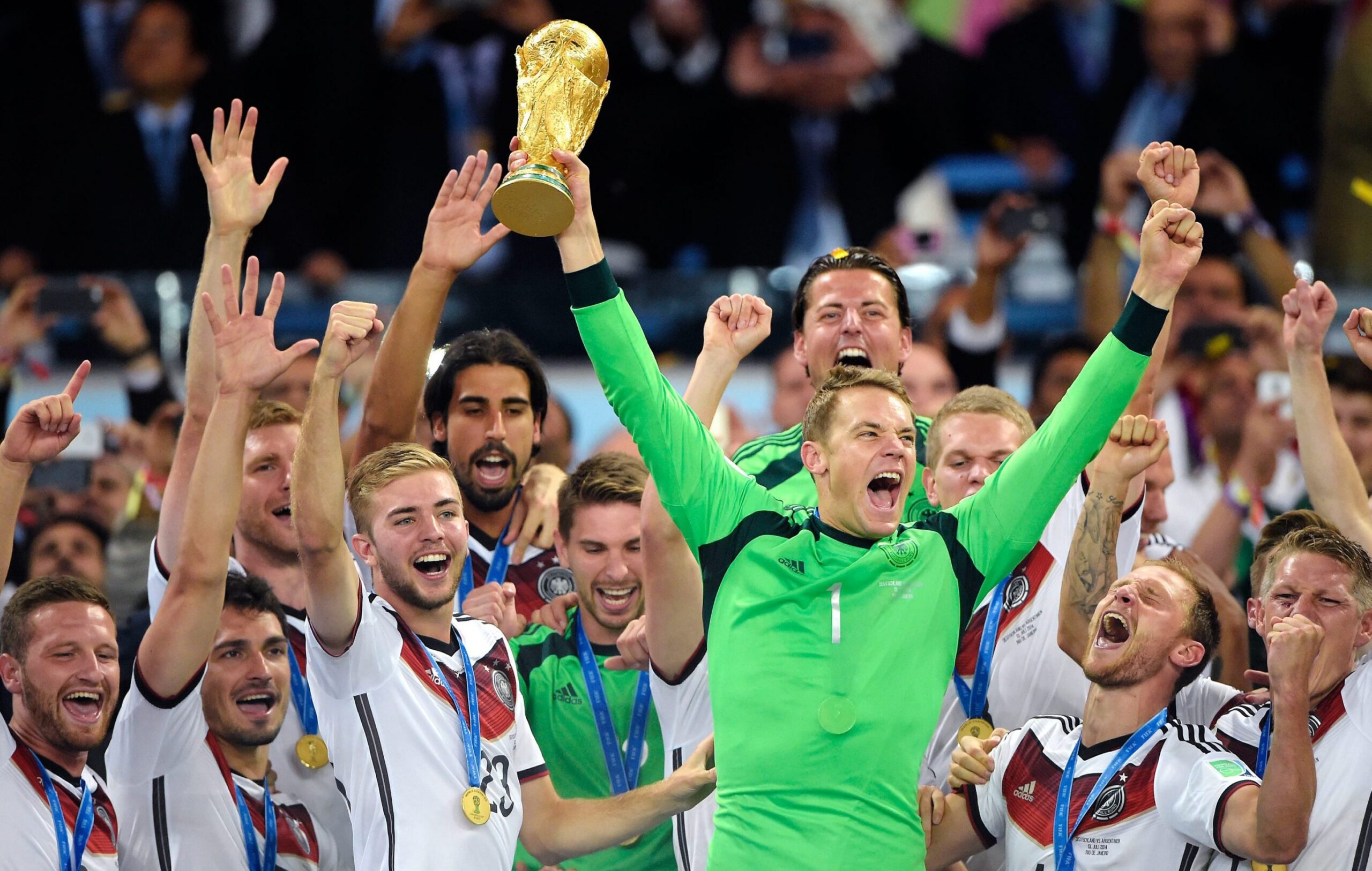 Manuel Neuer jubelt mit WM-Pokal
