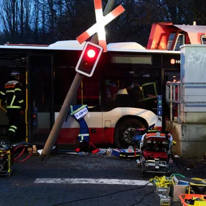 Lok fährt in Linienbus