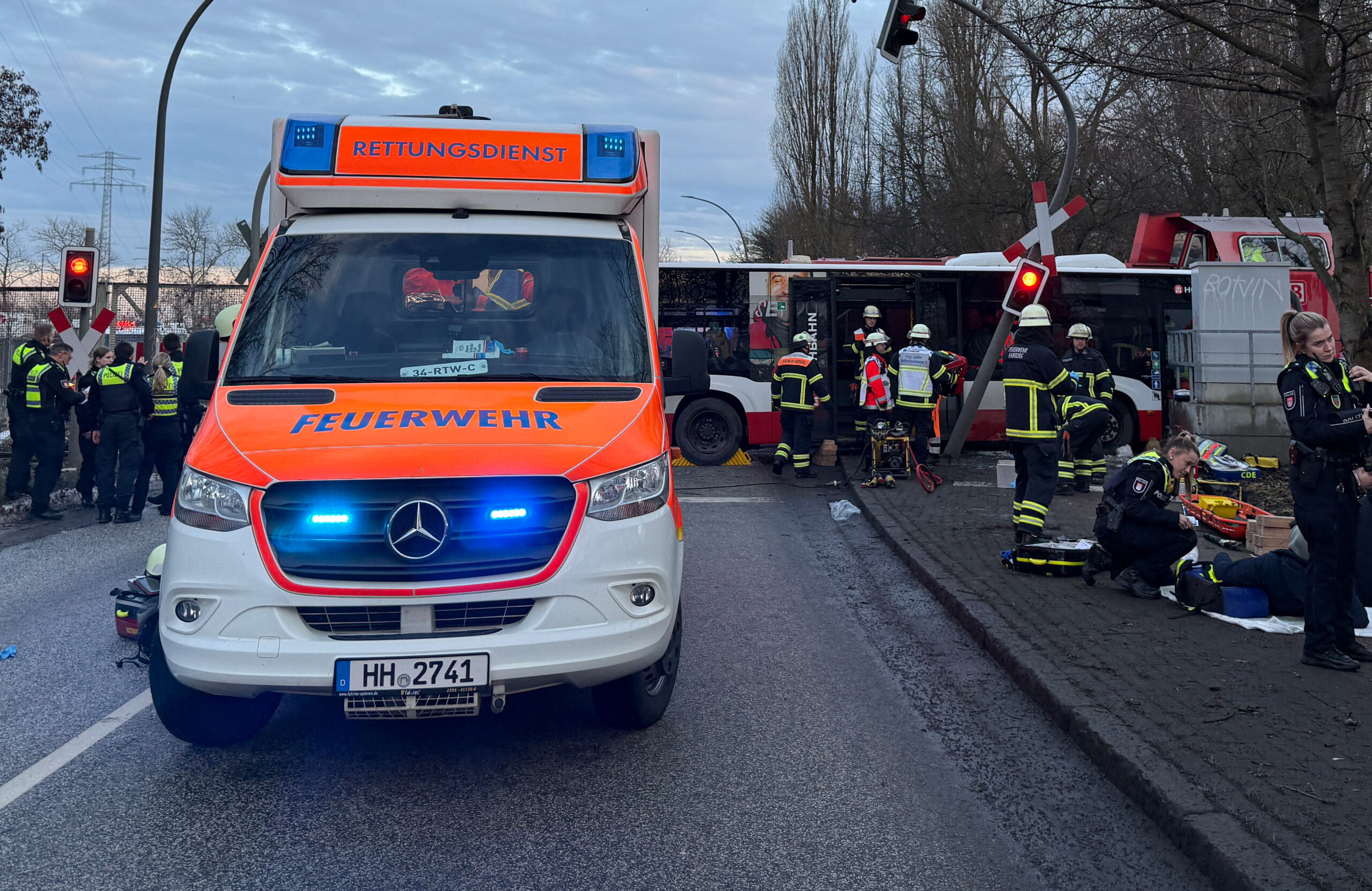 Eisatzkräfte am Unfallort