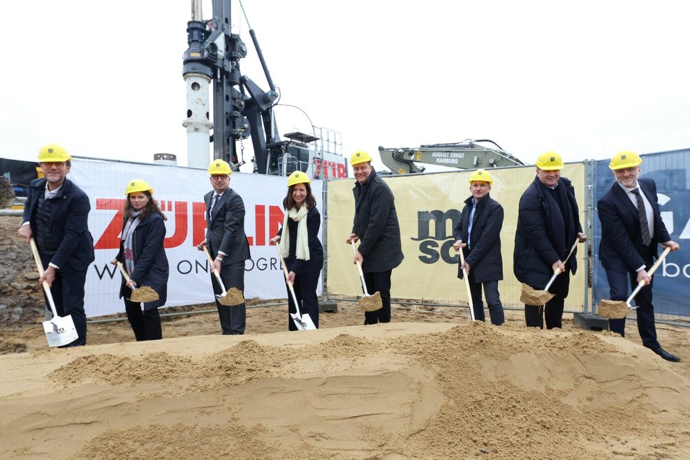 Die Senatoren Melanie Leonhard und Andreas Dressel (beide SPD) sowie andere Beteiligte rund um den MSC-Neubau beim Spatenstich in der HafenCity.