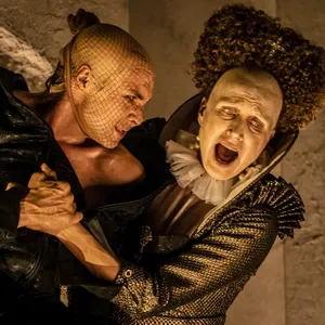 Düstere Szene mit zwei Personen