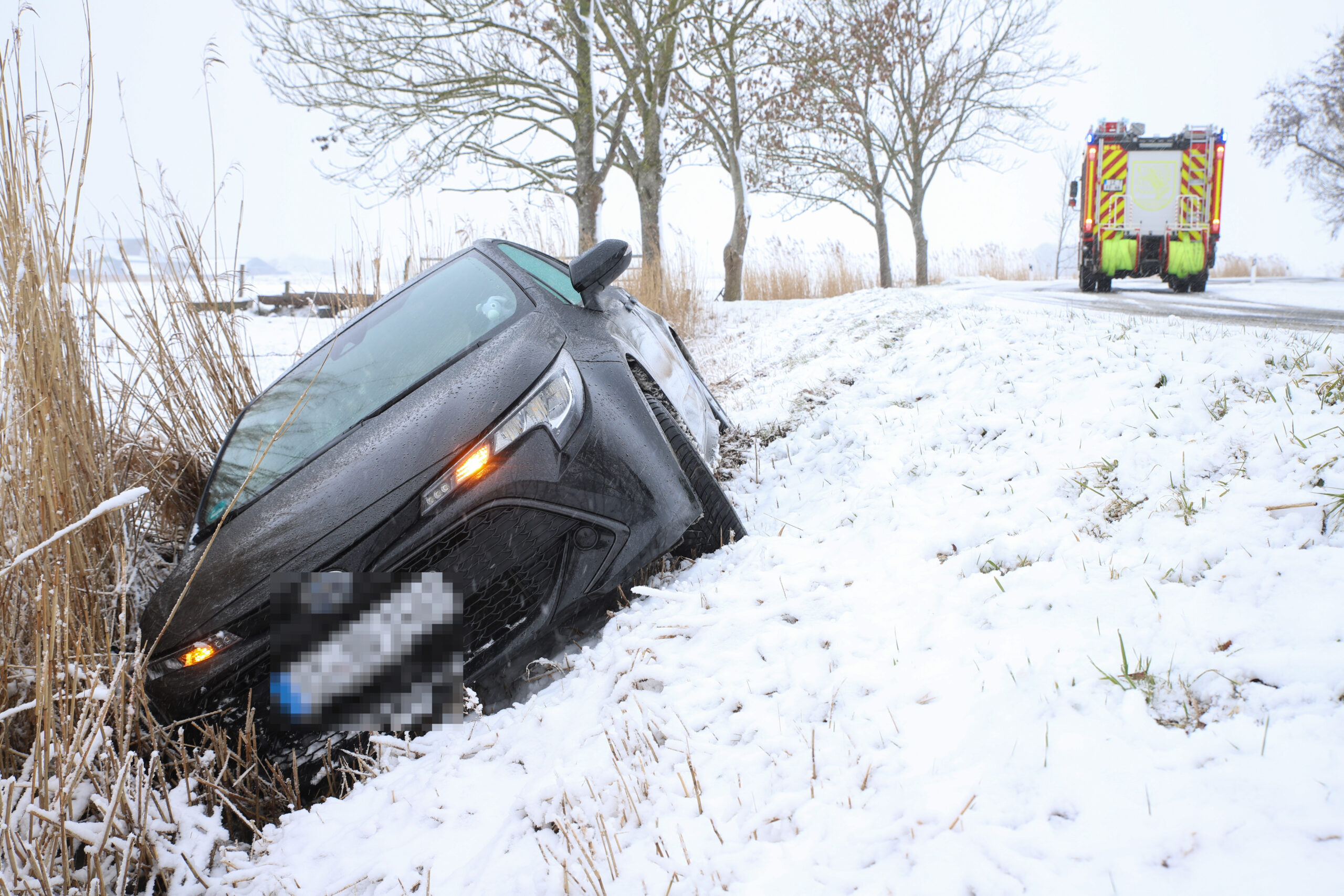 Eine Feuerwehrfrau landete auf dem Weg zu einem Einsatz im Graben.
