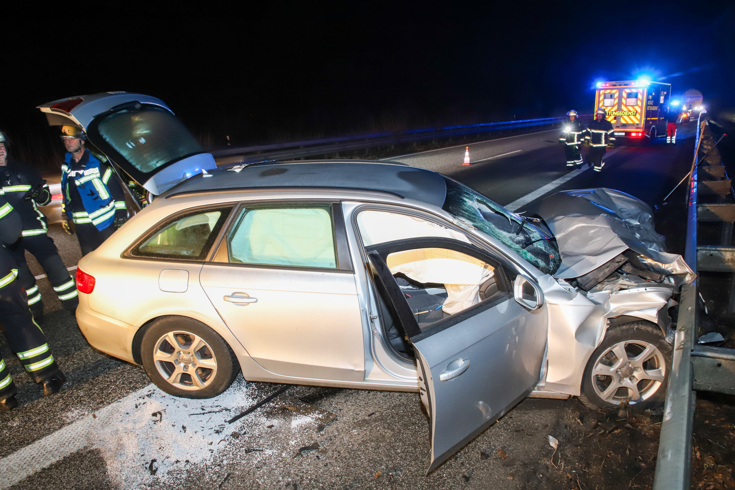 Der Audi nach dem Unfall auf der A23 bei Schenefeld.
