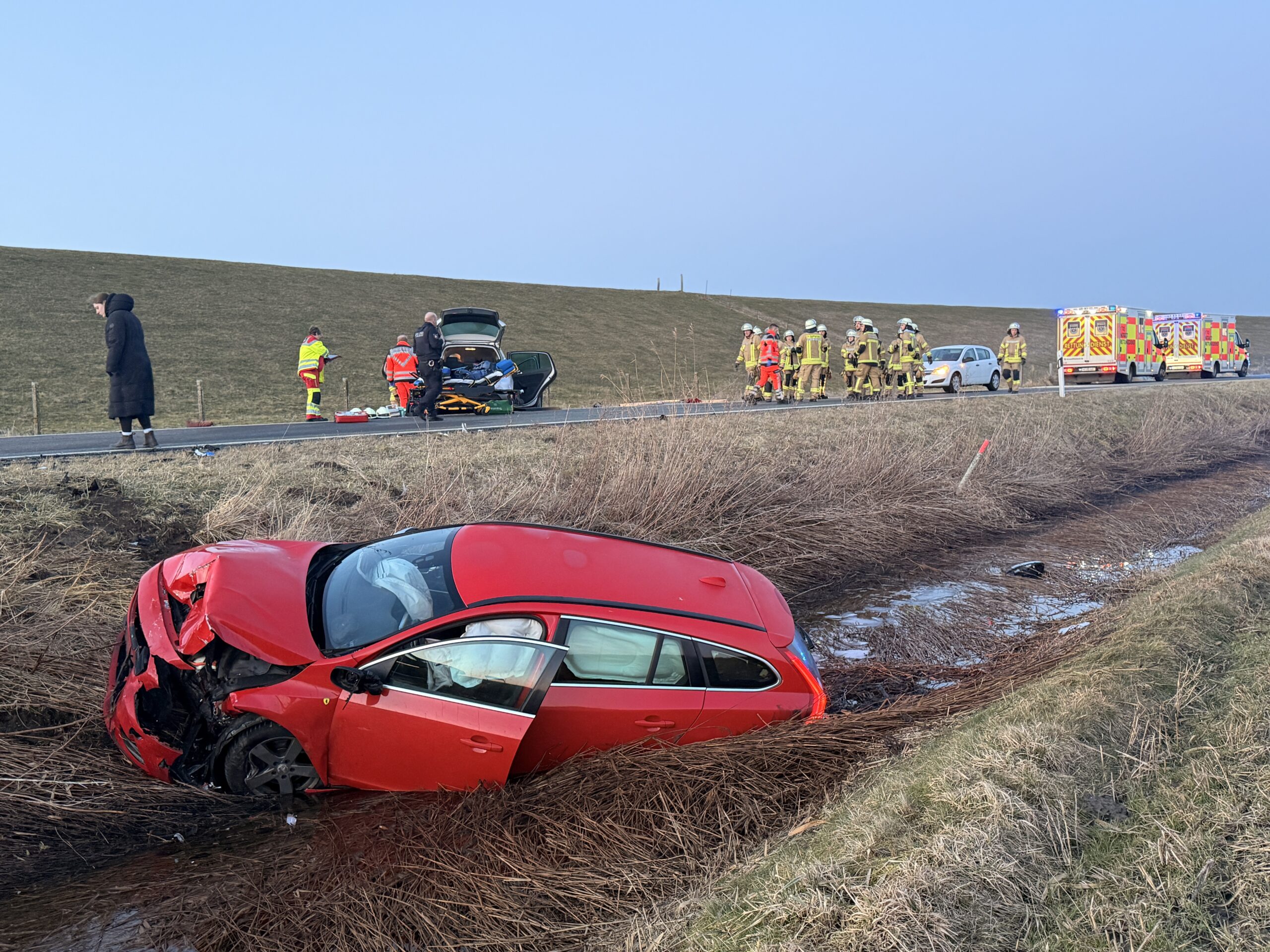Eins der beiden Unfallfahrzeuge nach dem Crash.