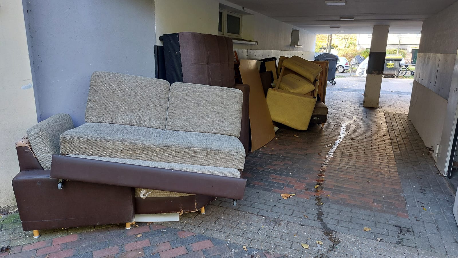 Müllferkel Steilshoop: Sofas, Matratzen und mehr einfach in die Durchfahrt gestellt.